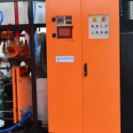 Máquina de calentamiento por inducción industrial de ElectroHeat Induction en funcionamiento.