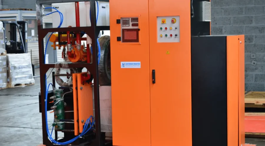 Máquina de calentamiento por inducción industrial de ElectroHeat Induction en funcionamiento.