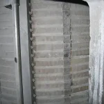 Revestimiento refractario de alta resistencia dentro de un horno de inducción industrial.