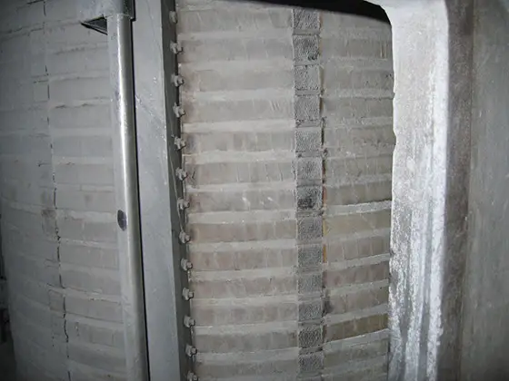Revestimiento refractario de alta resistencia dentro de un horno de inducción industrial.